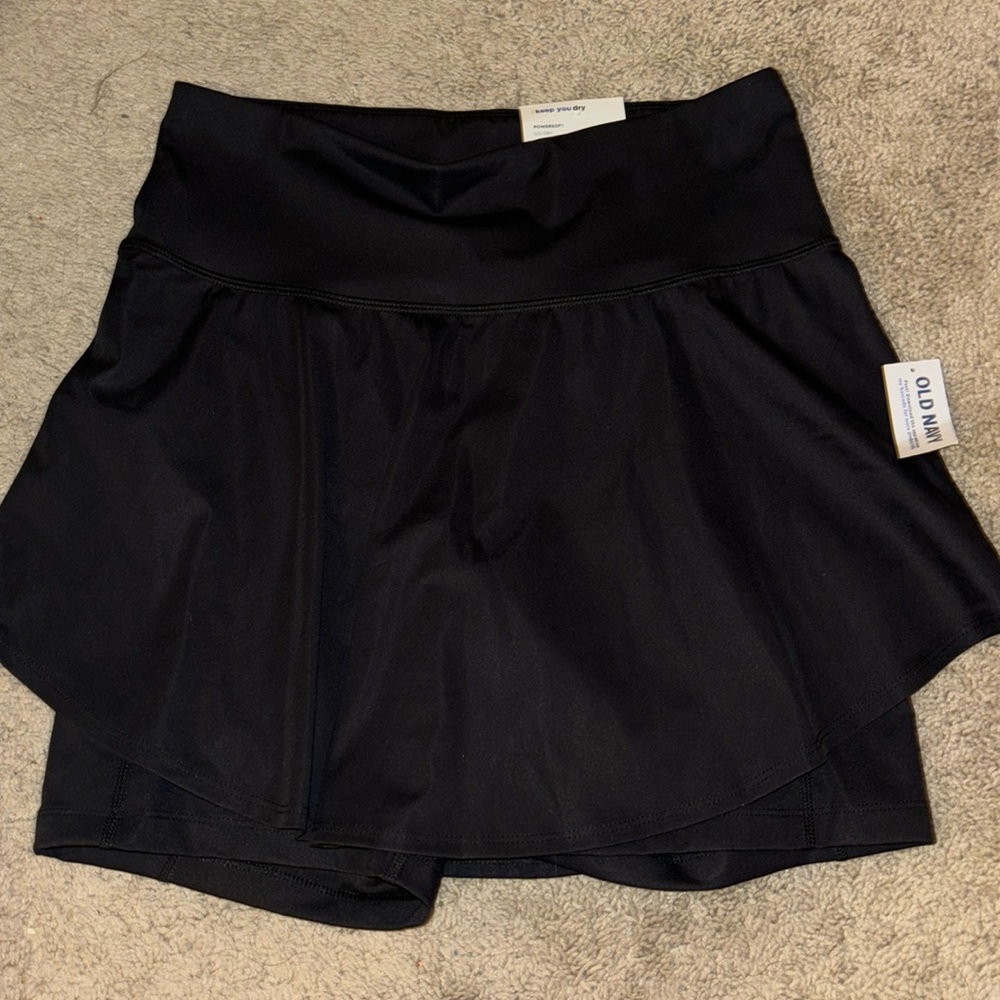Old navy power soft go-dry skirt with built-in shorts. Size M. Never worn—tags.